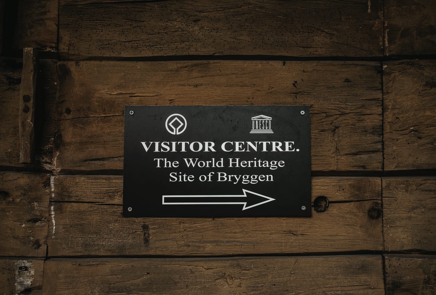 sign pointing to the visitor centre in Bergen, Norway