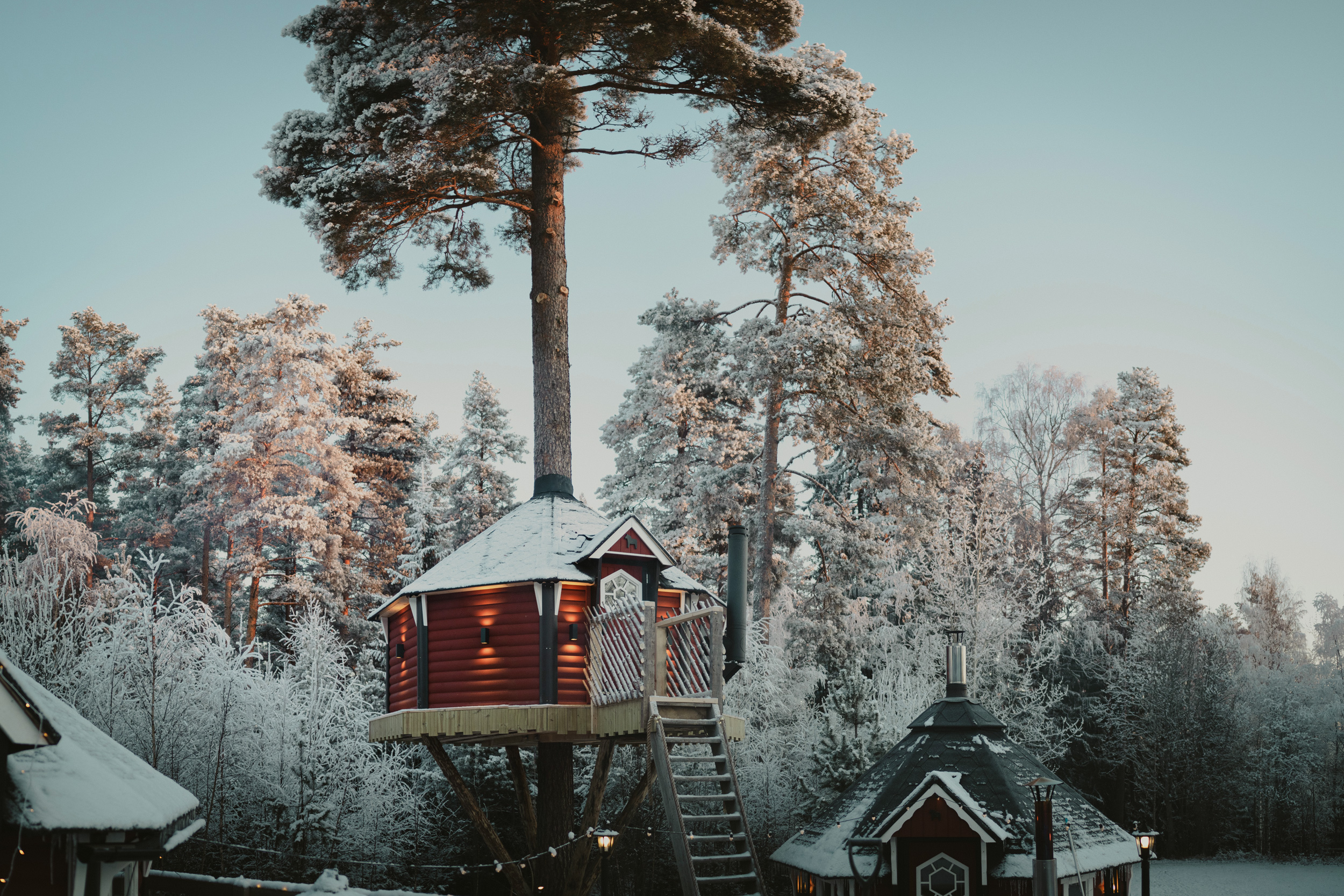 Tree house at The Mangevie in a Swedish winter forest